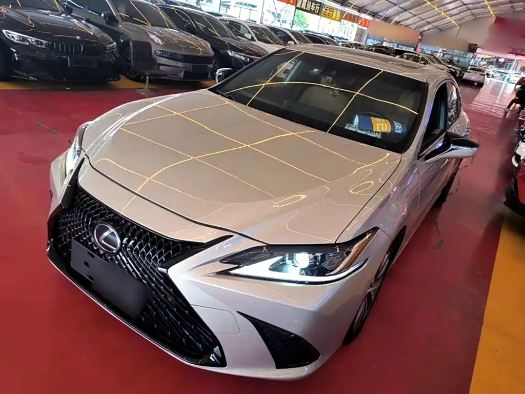 Lexus ES 2019 — фото 1