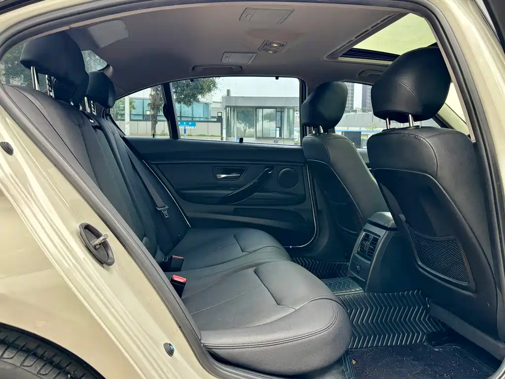BMW 3 Series 2017 — фото 11