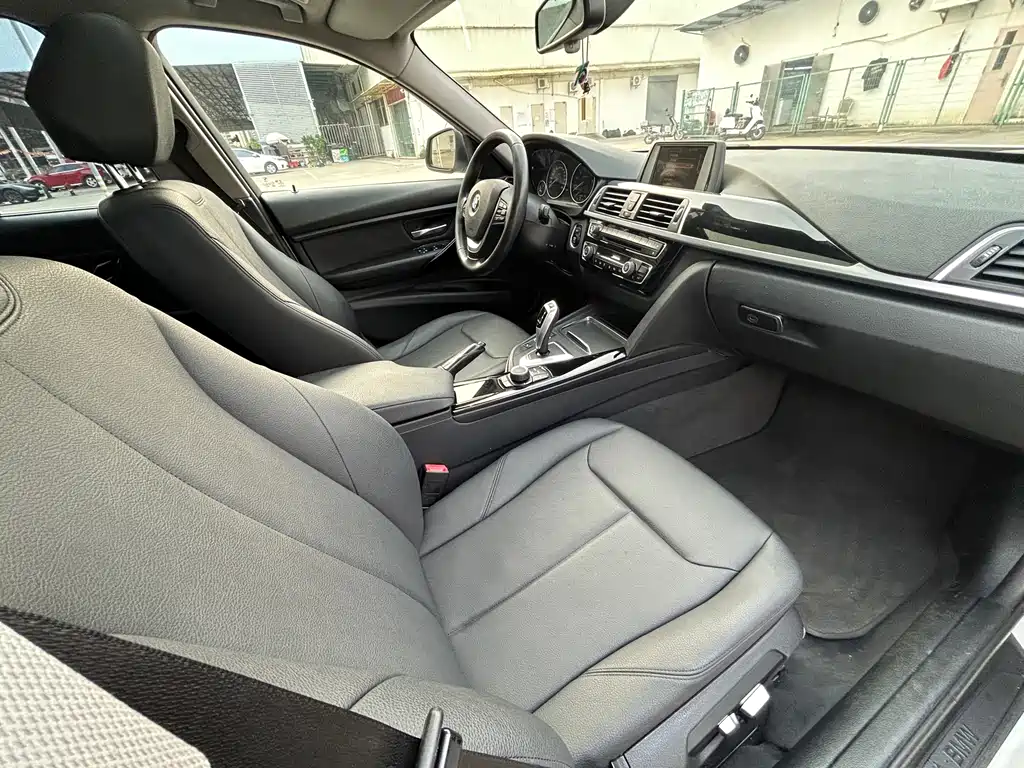 BMW 3 Series 2017 — фото 11