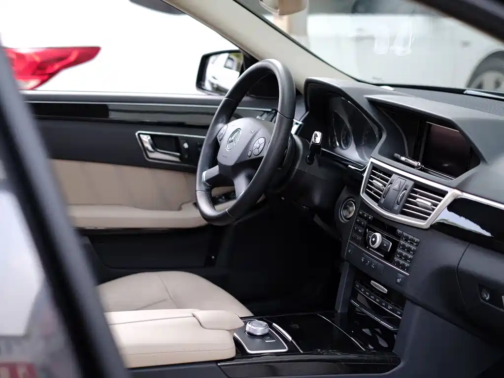 Mercedes-Benz E-Class 2011 — фото 39