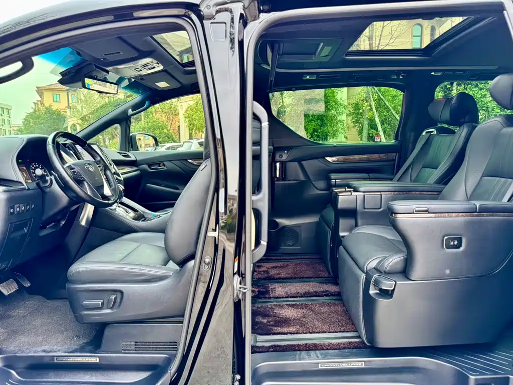 Toyota Vellfire 2023 — фото 10