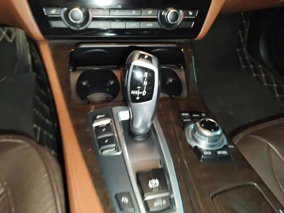 BMW 5 Series 2017 — фото 16