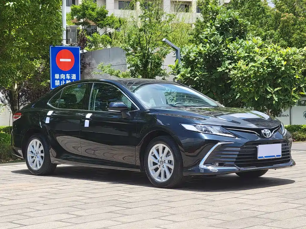 Toyota Camry 2023 — фото 3