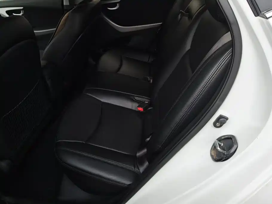 Hyundai Elantra 2016 — фото 11