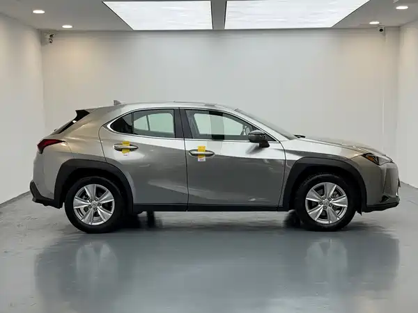 Lexus UX 2021