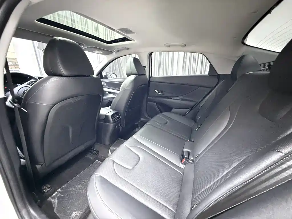 Hyundai Elantra 2025 — фото 11