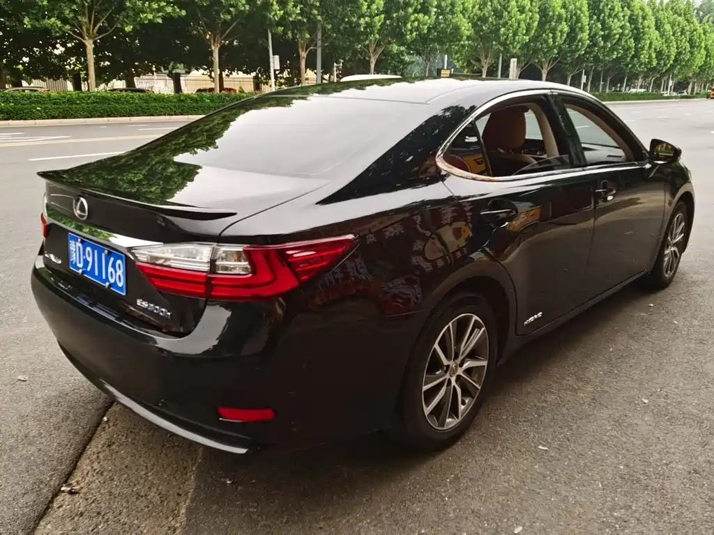 Lexus ES 2016 — фото 17