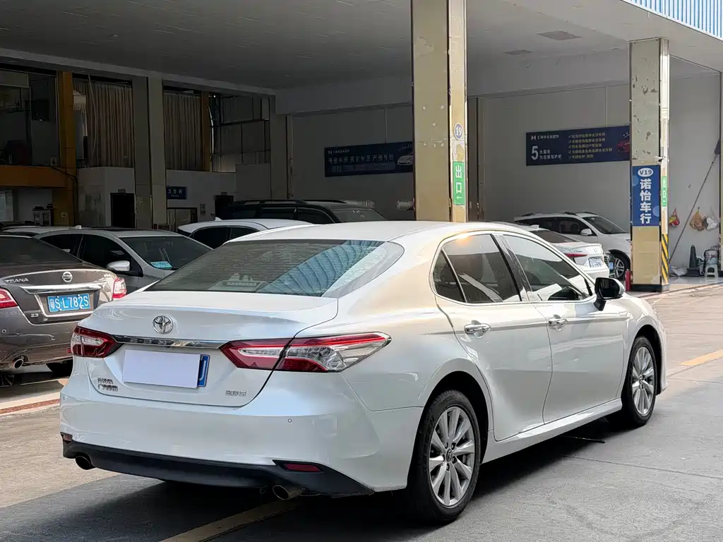 Toyota Camry 2018 — фото 11