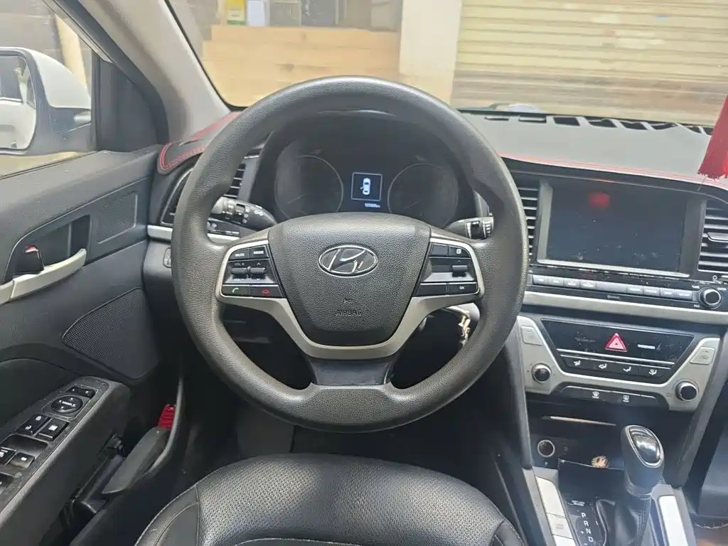 Hyundai Elantra 2018 — фото 3