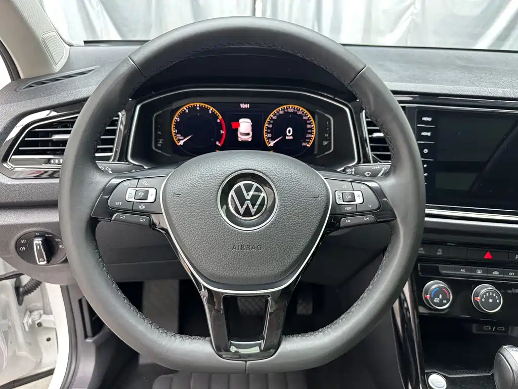 Volkswagen T-Roc 2023 — фото 8