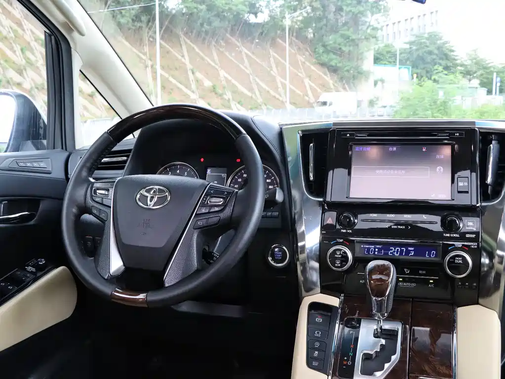 Toyota Alphard 2018 — фото 16