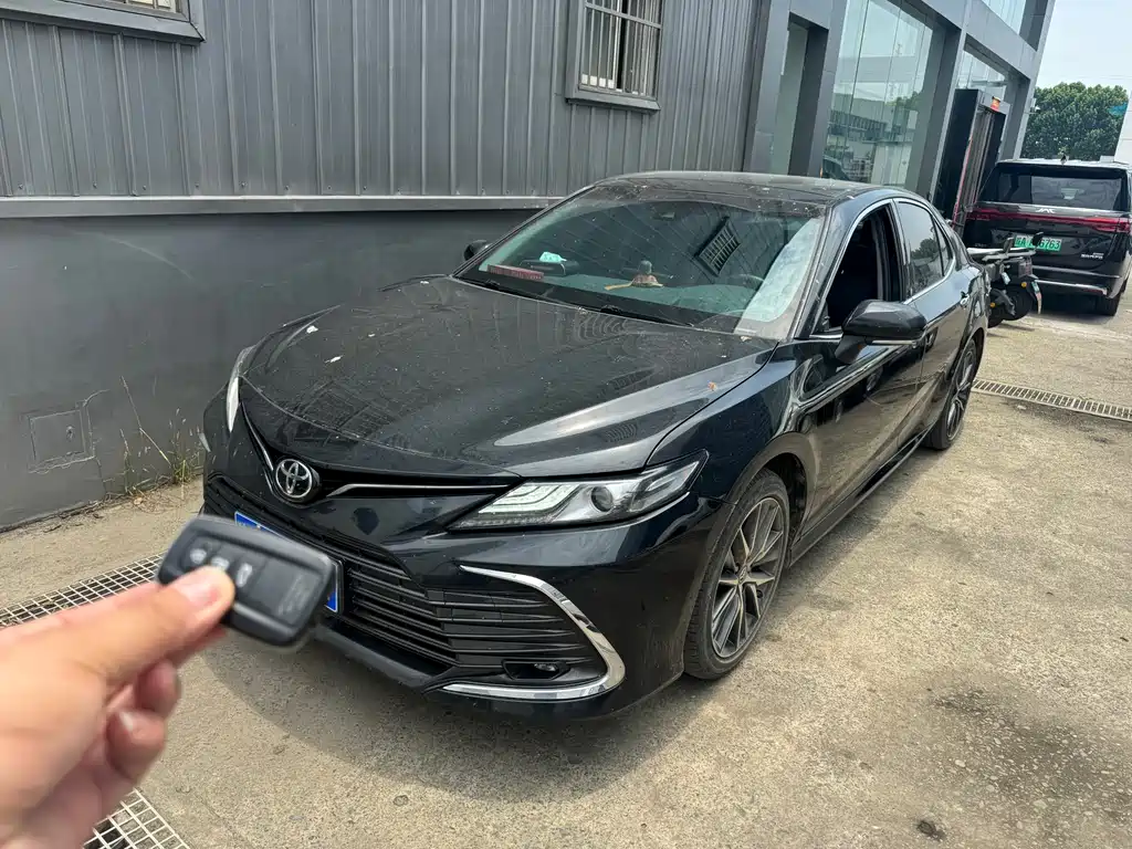 Toyota Camry 2022 — фото 1