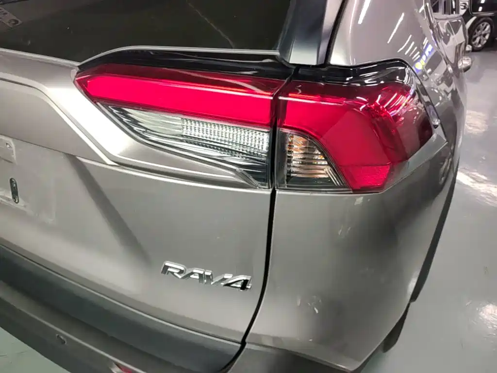 Toyota RAV4 2021 — фото 8