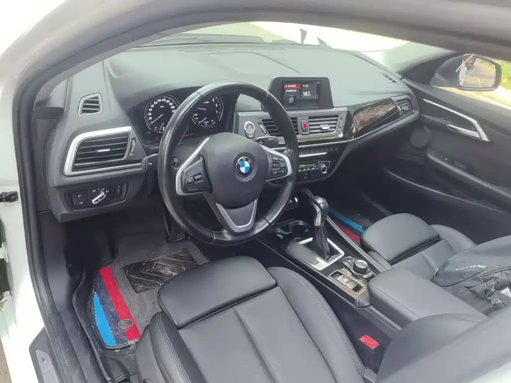 BMW 1 Series 2018 — фото 10