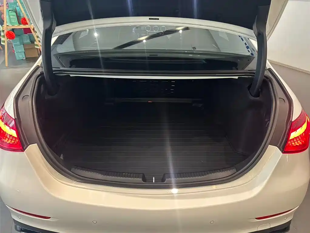 Mercedes-Benz C-Class 2024