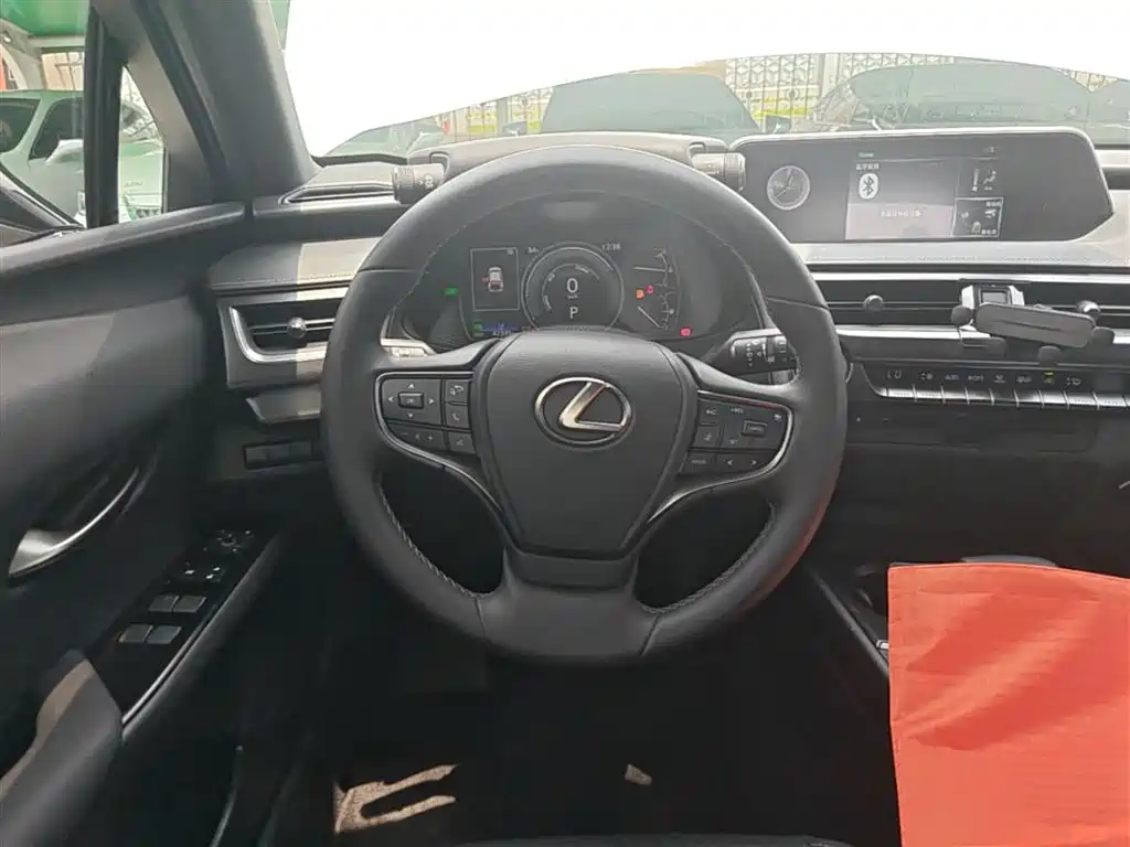 Lexus UX 2021 — фото 11
