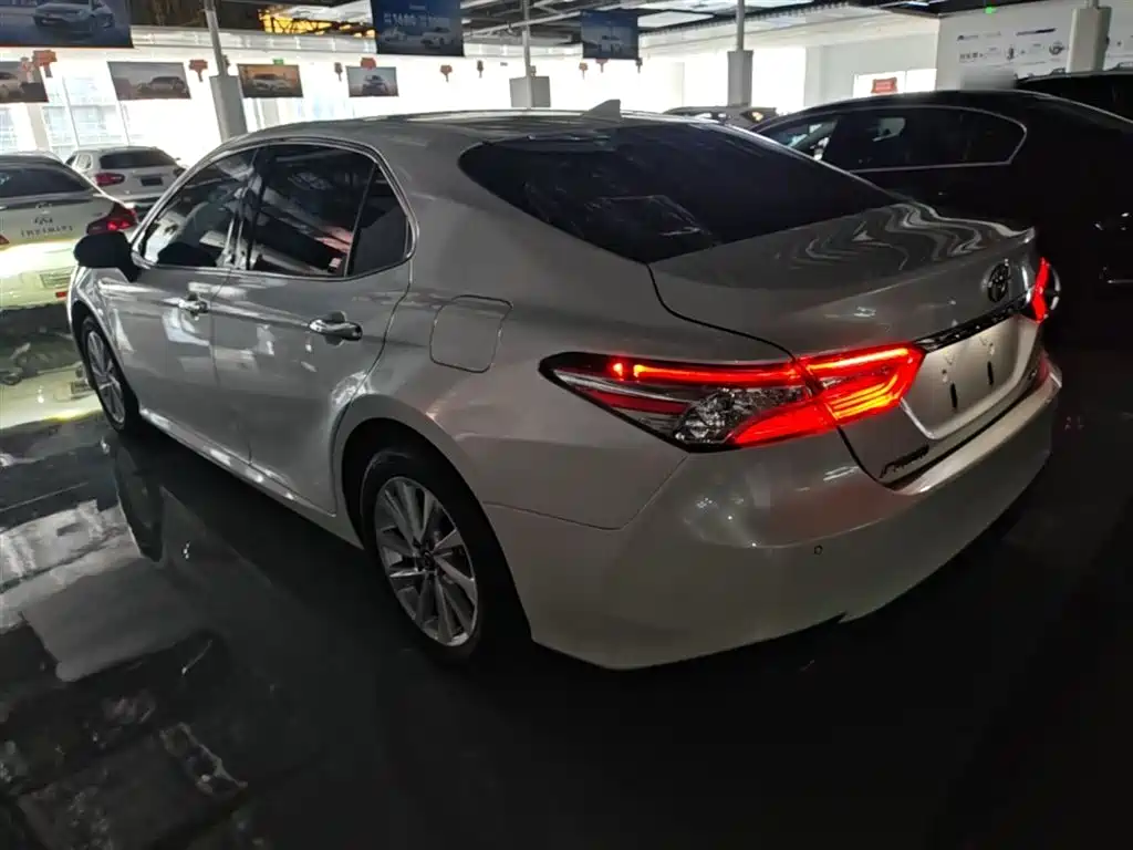 Toyota Camry 2022 — фото 5
