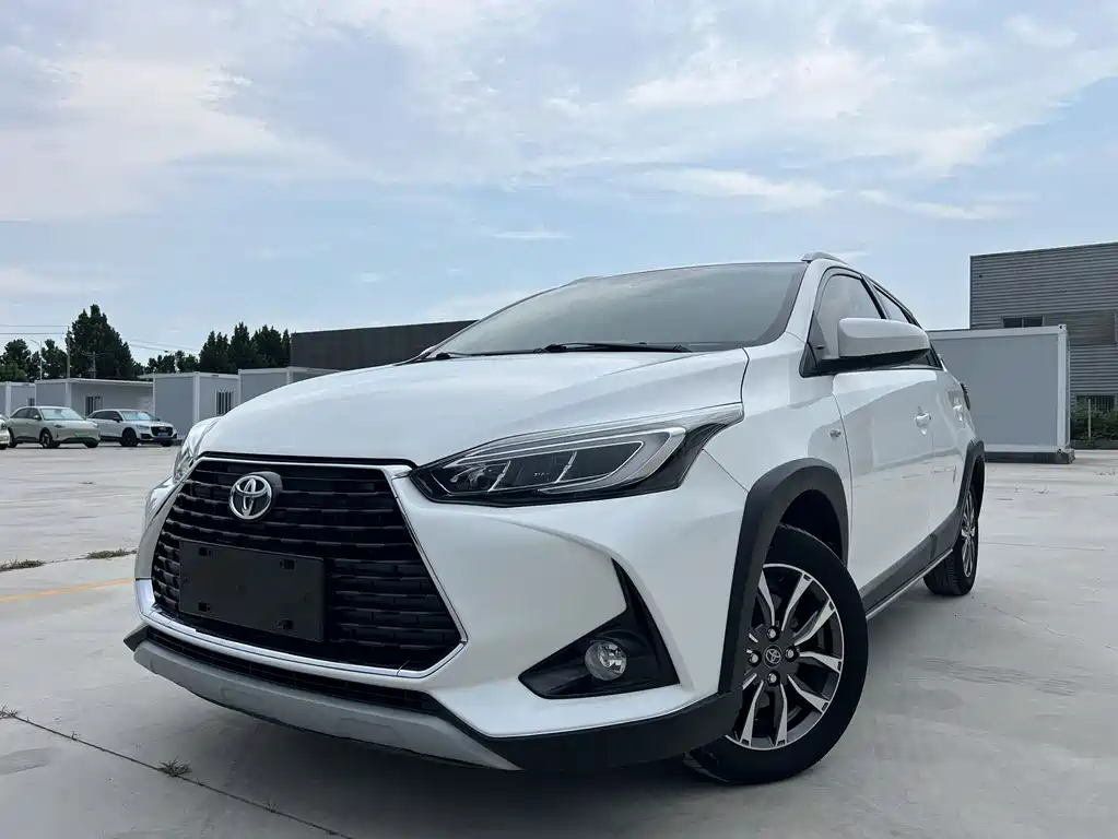 Toyota Yaris L 2022 — фото 1