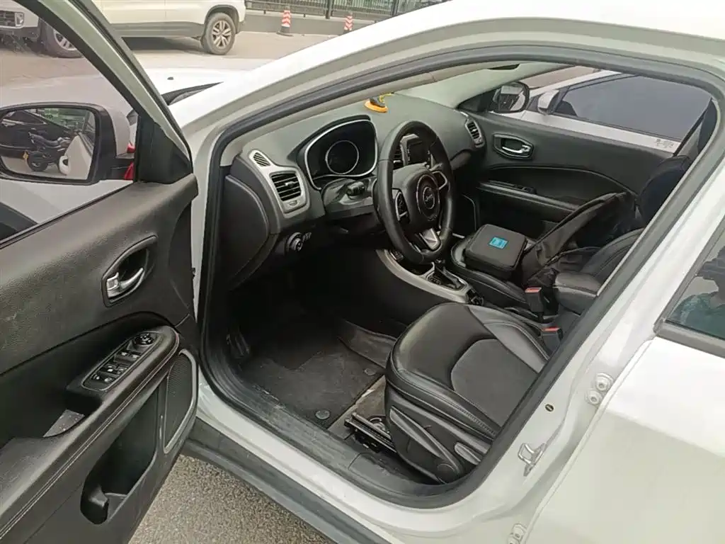 Jeep Compass 2018 — фото 16