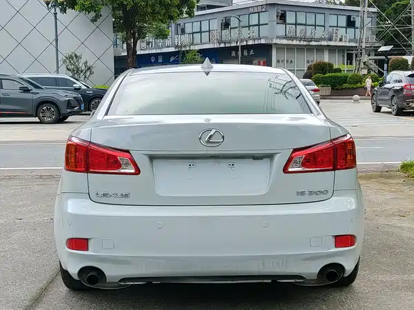 Lexus IS 2010