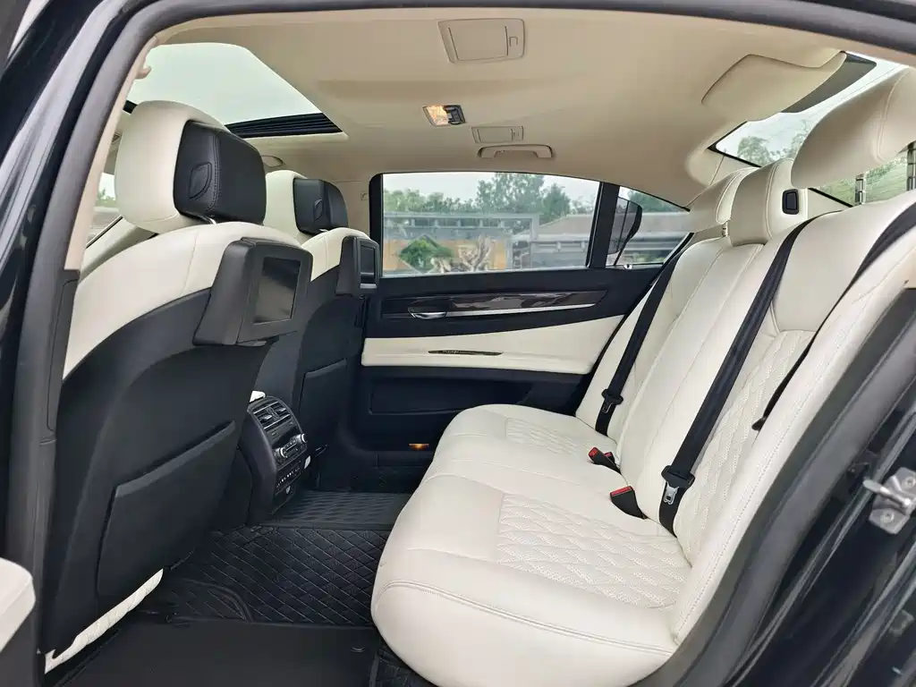 BMW 7 Series 2012 — фото 15
