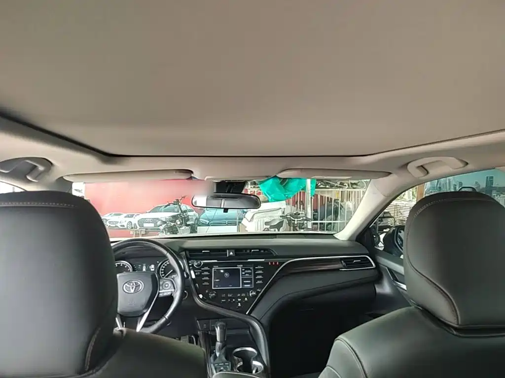 Toyota Camry 2019 — фото 18