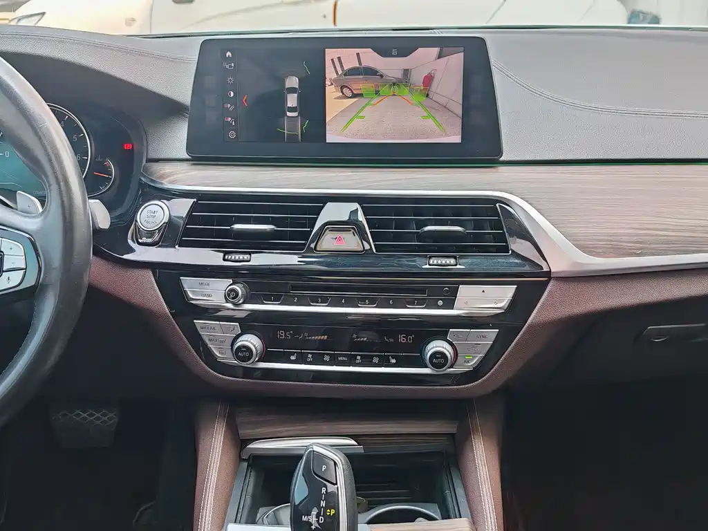 BMW 5 Series 2018 — фото 23