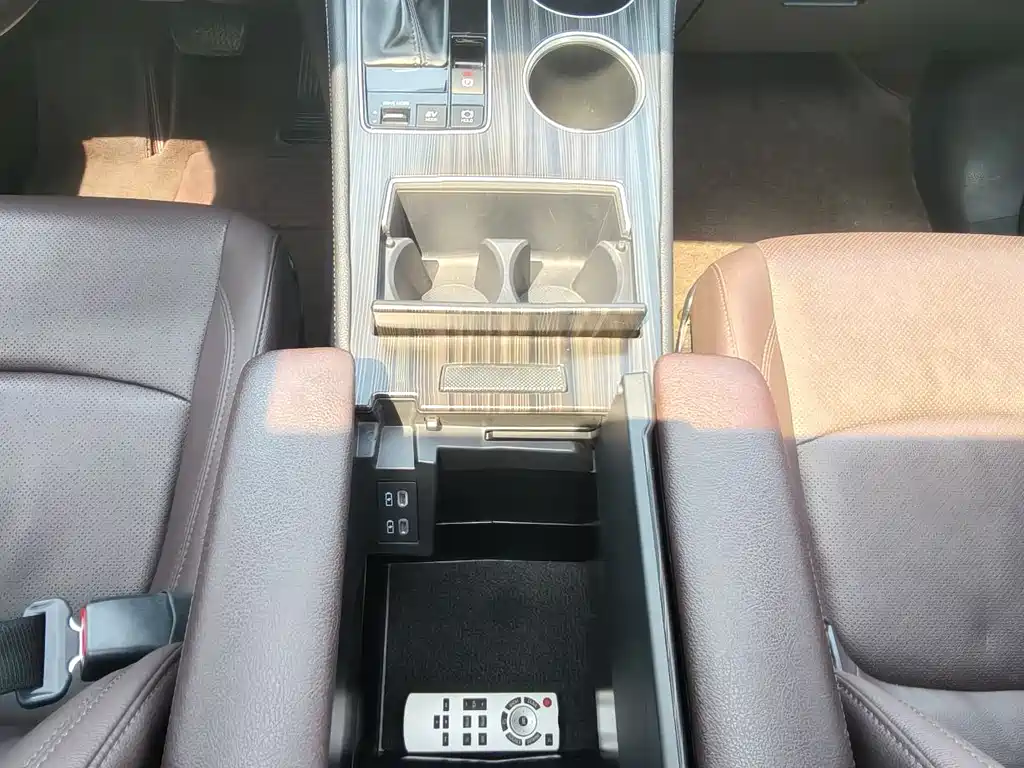 Toyota Sienna 2023 — фото 19