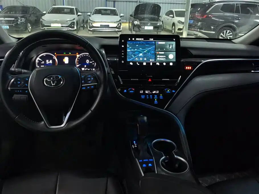 Toyota Camry 2023 — фото 12