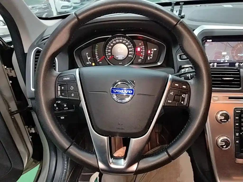 Volvo XC60 2017 — фото 11