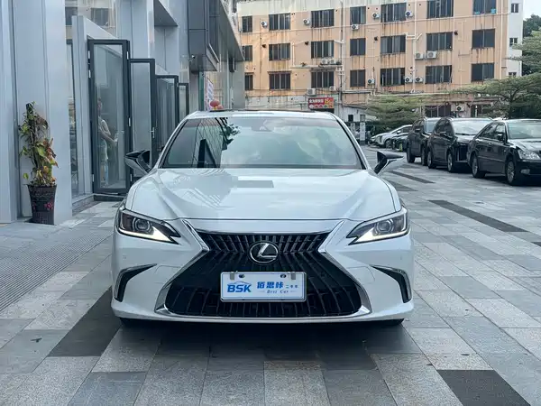 Lexus ES 2023