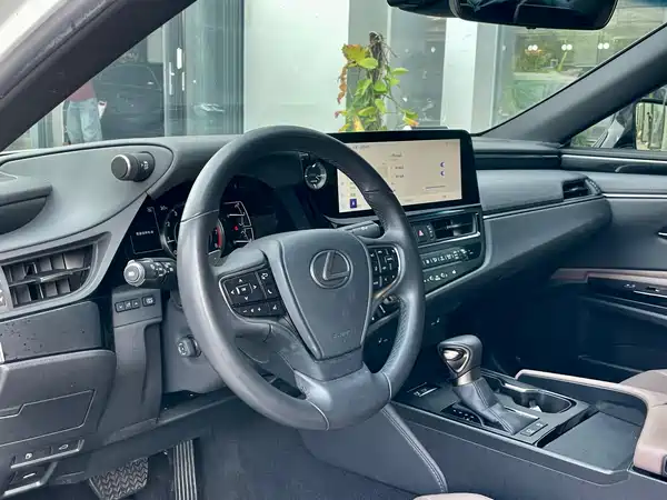 Lexus ES 2023