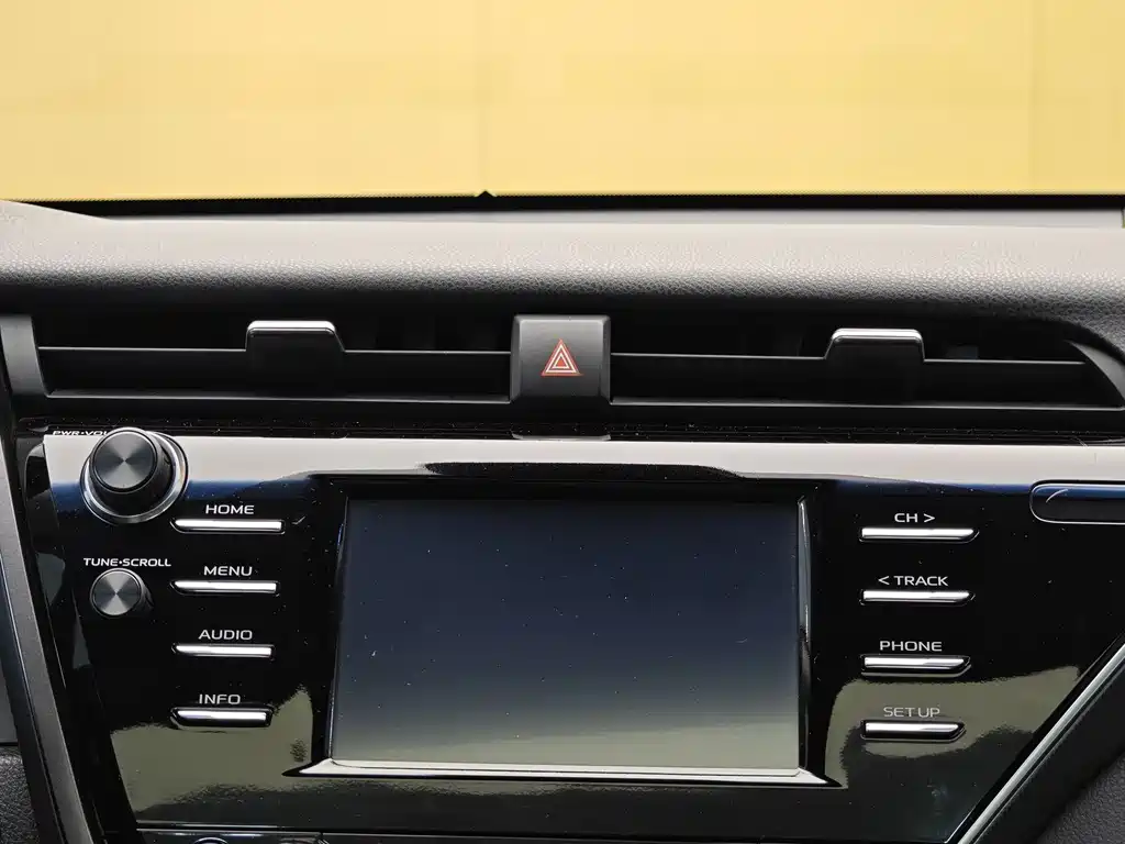 Toyota Camry 2018 — фото 17
