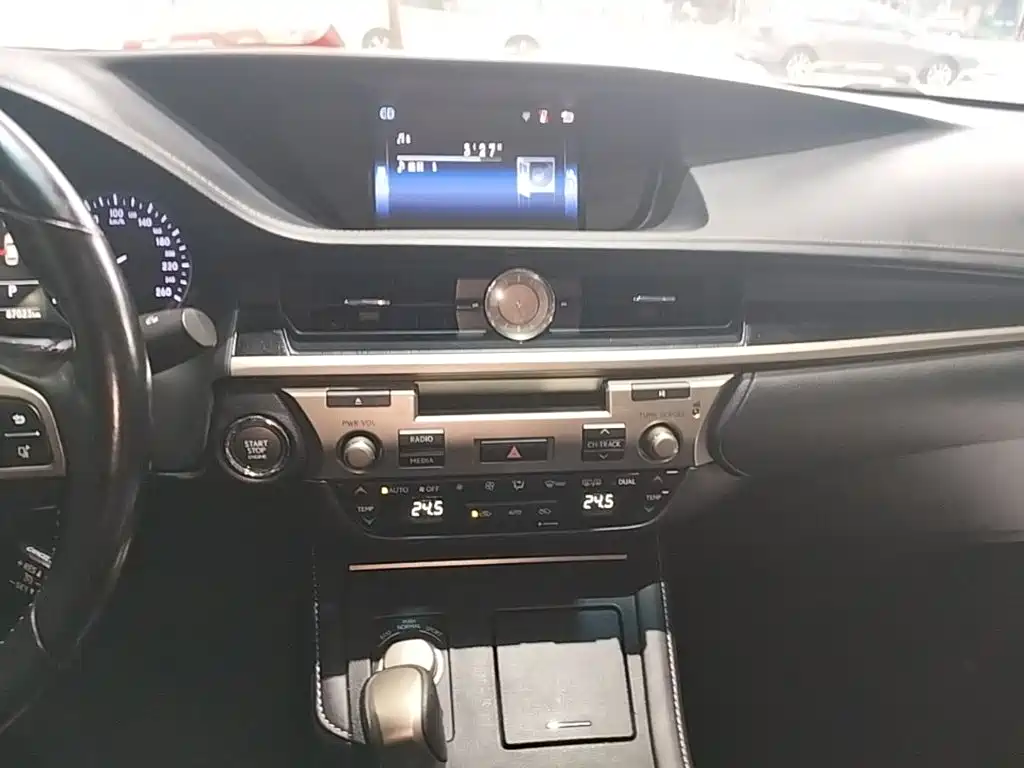 Lexus ES 2016 — фото 13