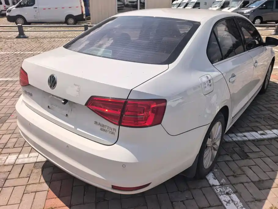 Volkswagen Sagitar 2016