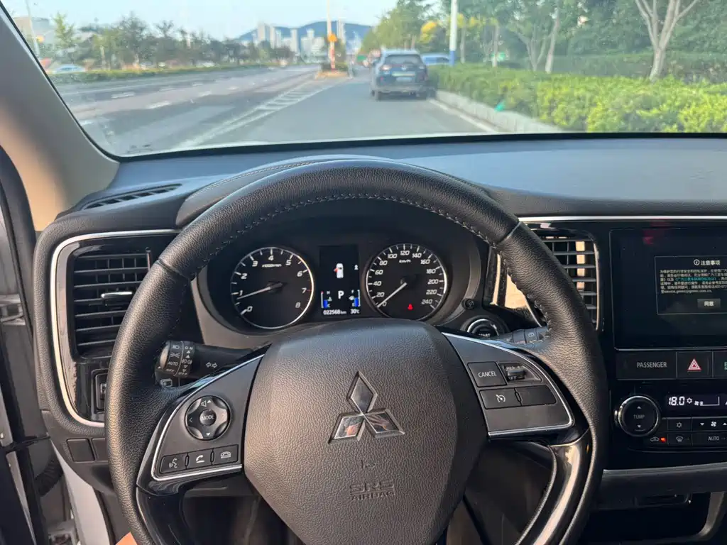 Mitsubishi Outlander 2022 — фото 10