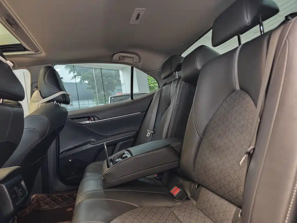 Toyota Camry 2018 — фото 24