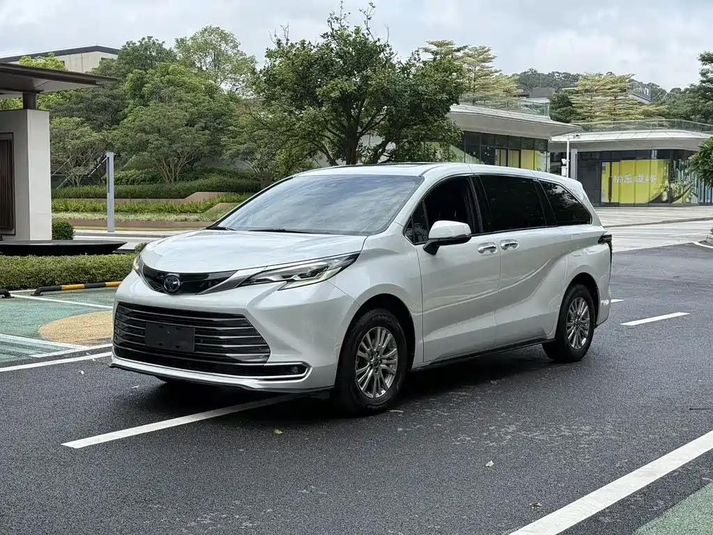 Toyota Sienna 2022 — фото 1