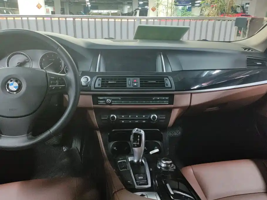BMW 5 Series 2016 — фото 13