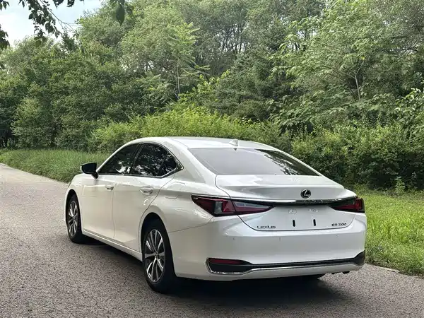 Lexus ES 2021