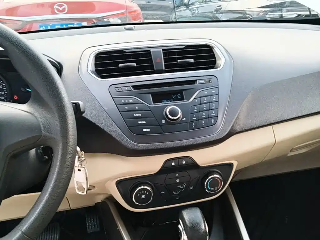 Ford Escort 2018 — фото 13