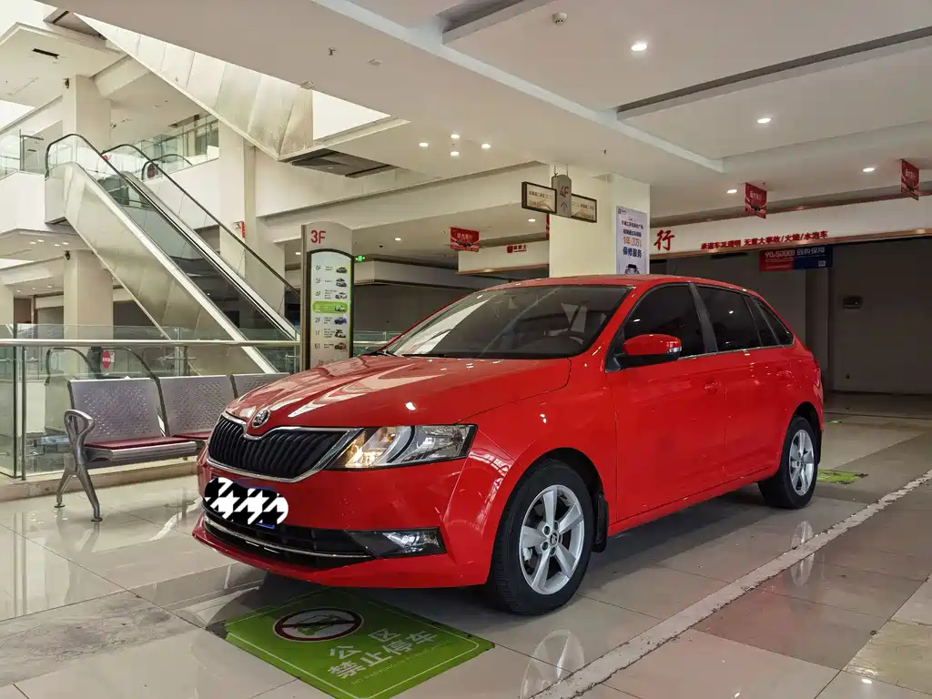 Skoda Rapid Spaceback 2018 — фото 1