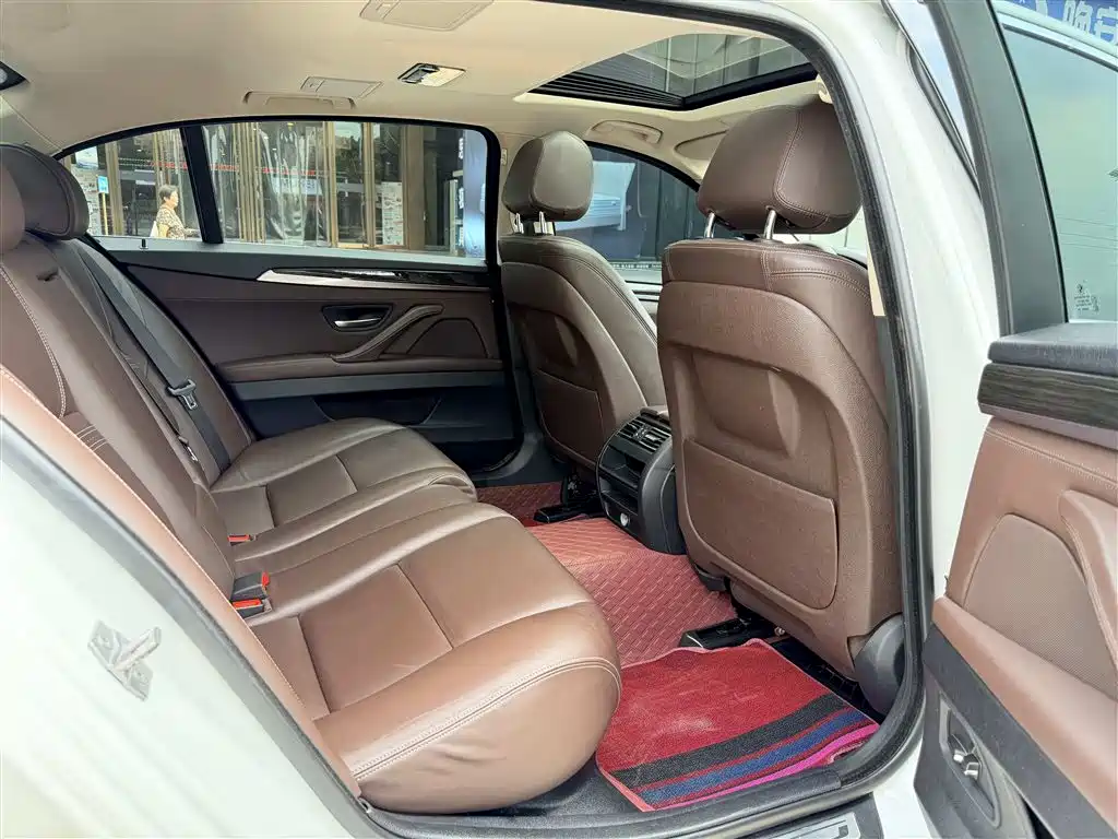 BMW 5 Series 2017 — фото 11