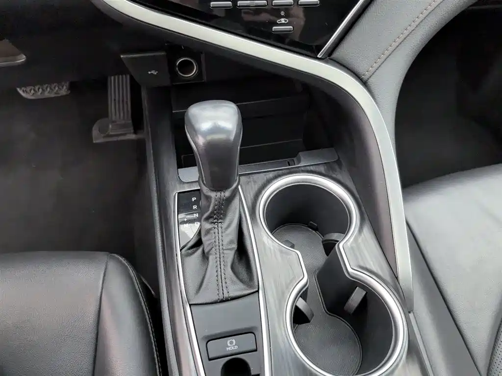 Toyota Camry 2023 — фото 13