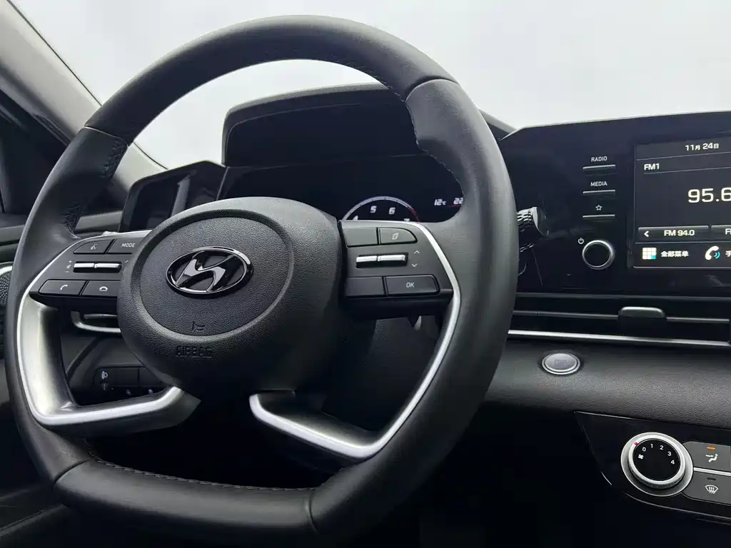 Hyundai Elantra 2023 — фото 9