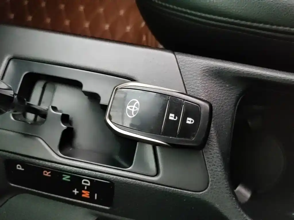 Toyota RAV4 2018 — фото 9