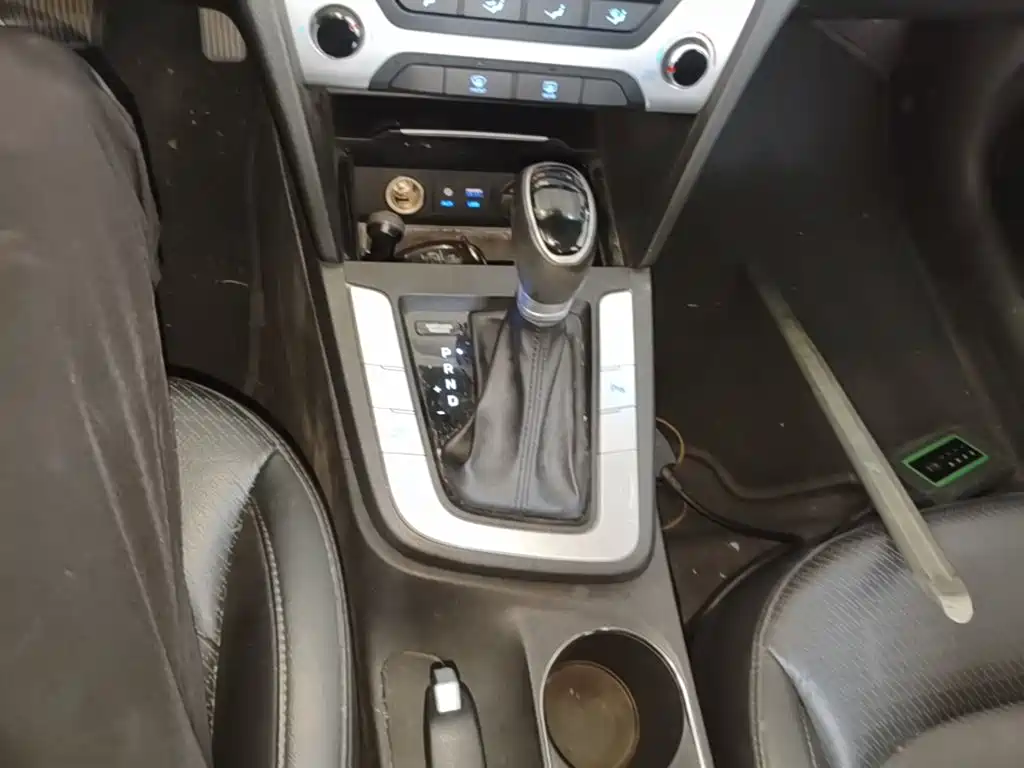 Hyundai Elantra 2016 — фото 14