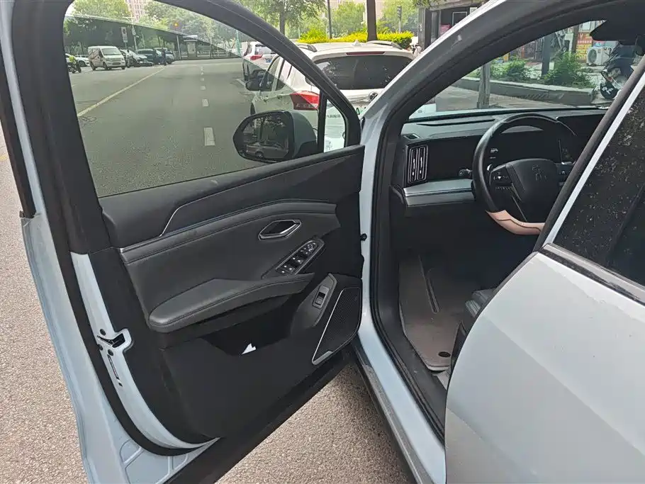 BYD L DM-i 2025 — фото 7