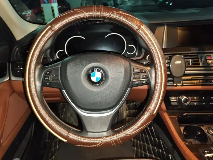 BMW 5 Series 2017 — фото 15