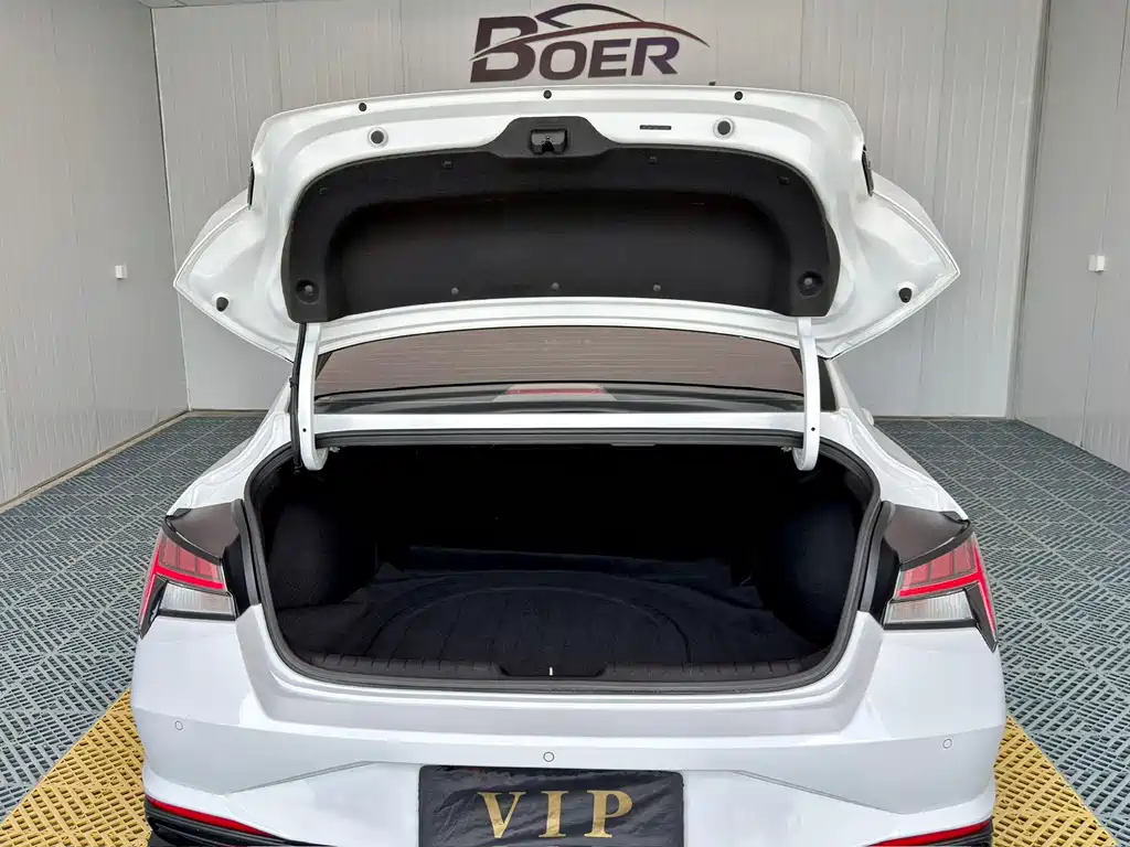 Hyundai Elantra 2022 — фото 18